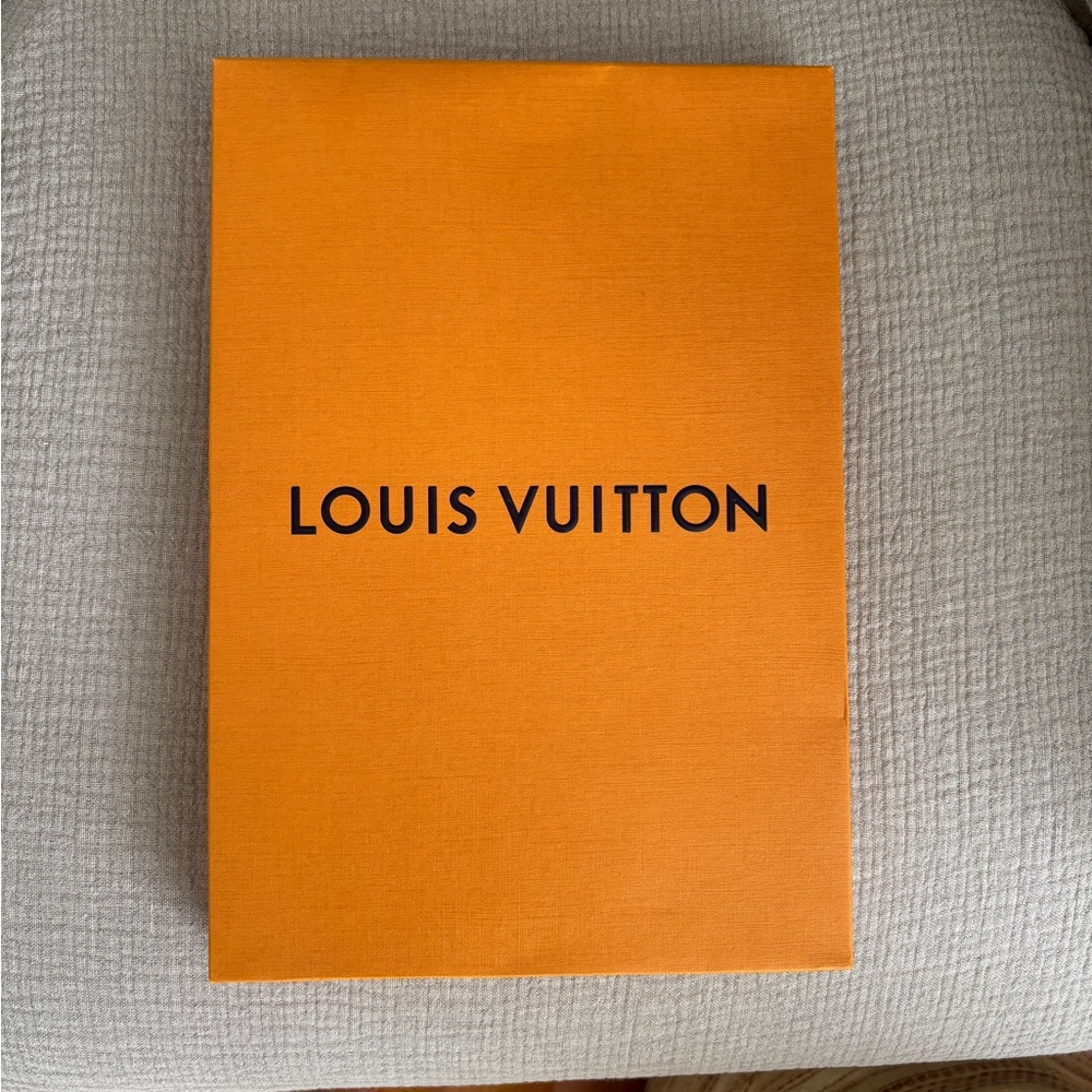 Louis Vuitton Taipei City Guide - in original packaging